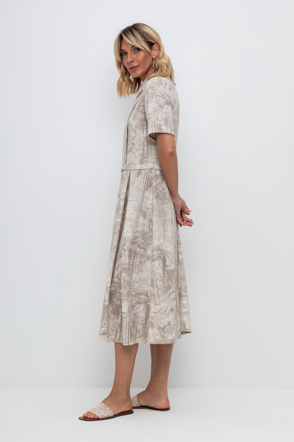 картинка Женское платье с воротником из гладкого плотного трикотажа от магазина Одежда+