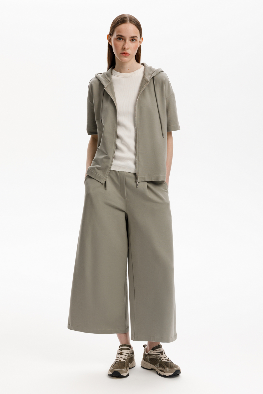 картинка Широкие укороченные брюки из мягкого футера от магазина Одежда+