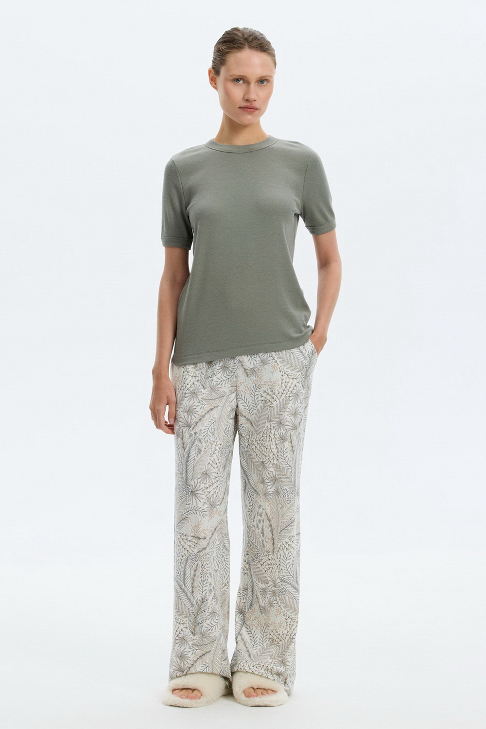 картинка Комплект футболка и брюки из хлопка от магазина Одежда+