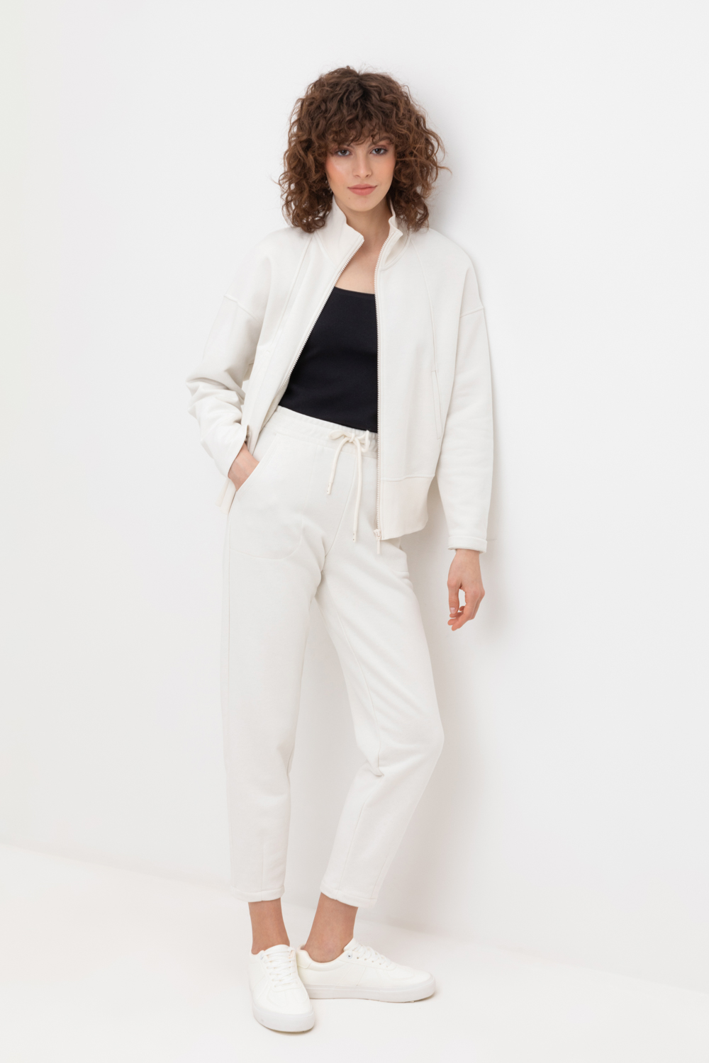 картинка Зауженные теплые брюки из футера трехнитки от магазина Одежда+