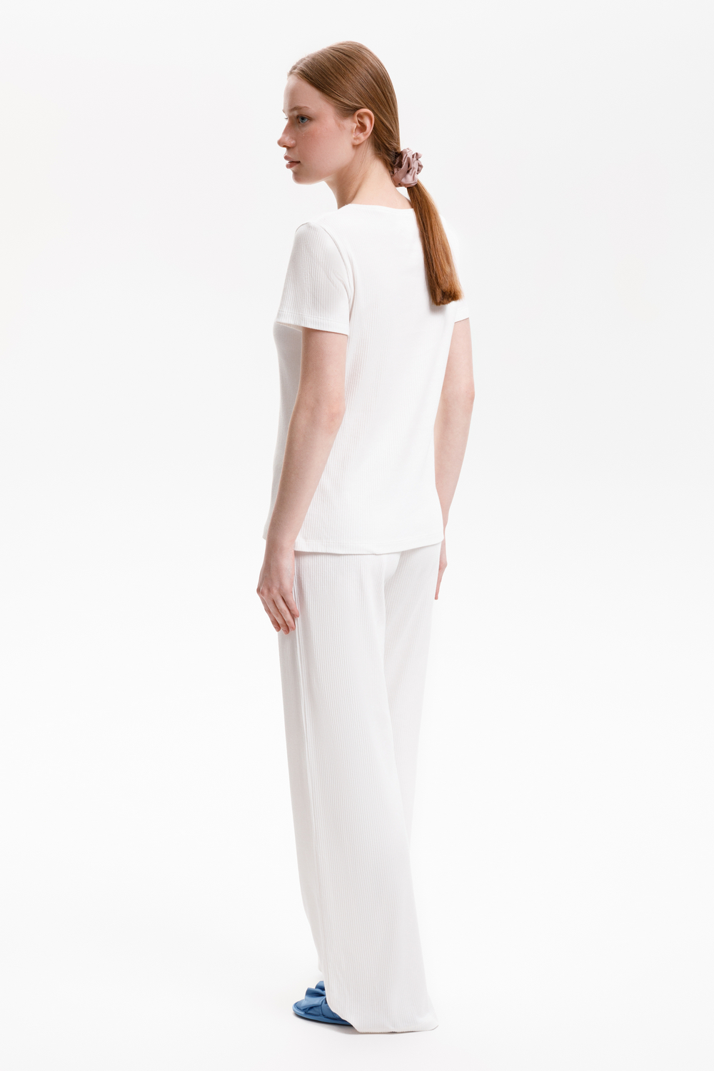 картинка Комплект футболка и брюки из эластичного полотна в рубчик от магазина Одежда+