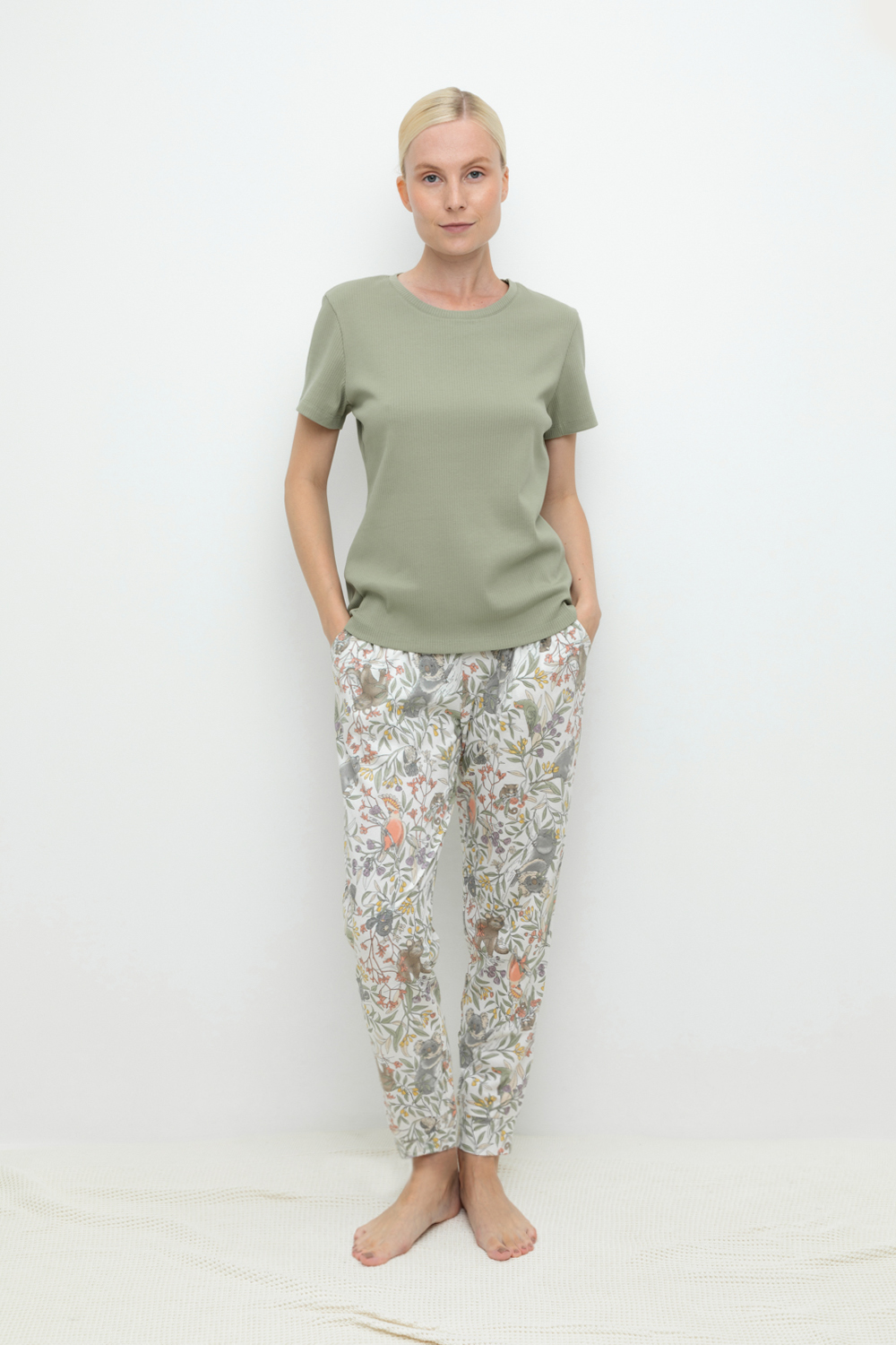 картинка Комплект с футболкой и брюками из натурального хлопка от магазина Одежда+