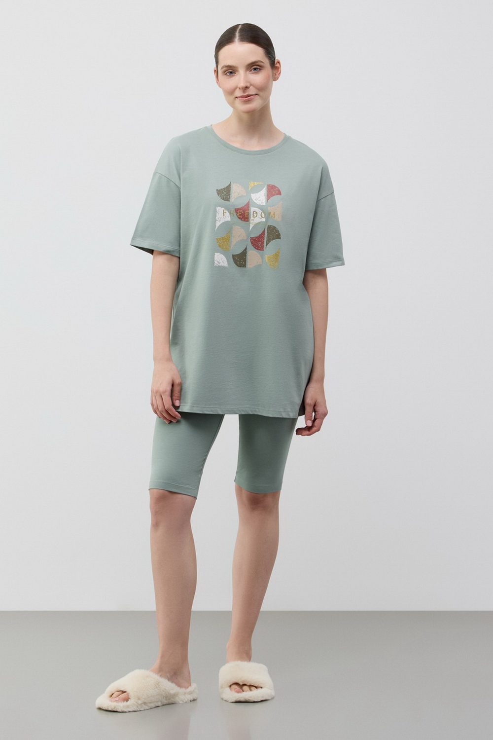 картинка Комплект удлиненная футболка и велосипедки из хлопка от магазина Одежда+