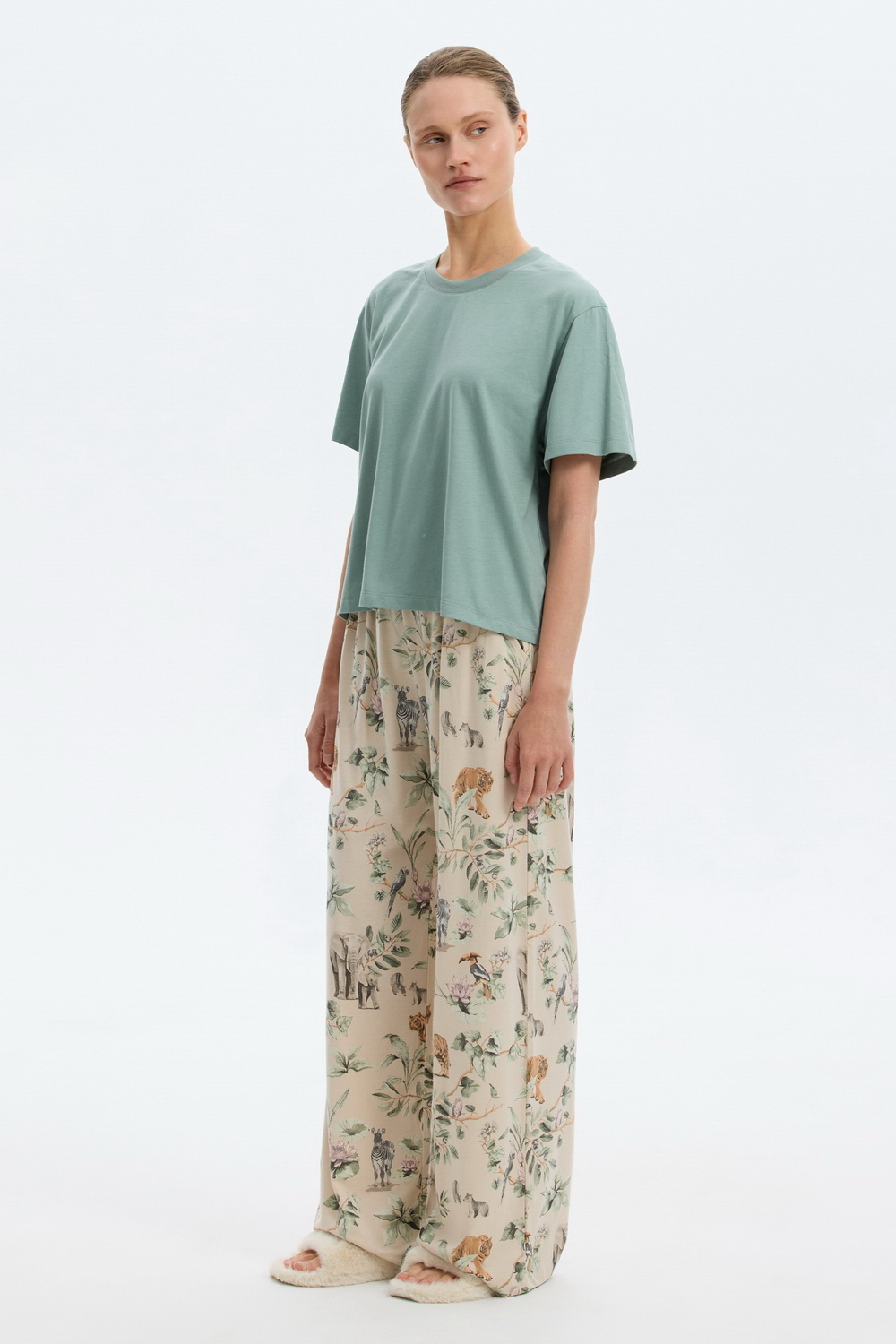 картинка Комплект футболка и брюки из хлопка с модалом от магазина Одежда+