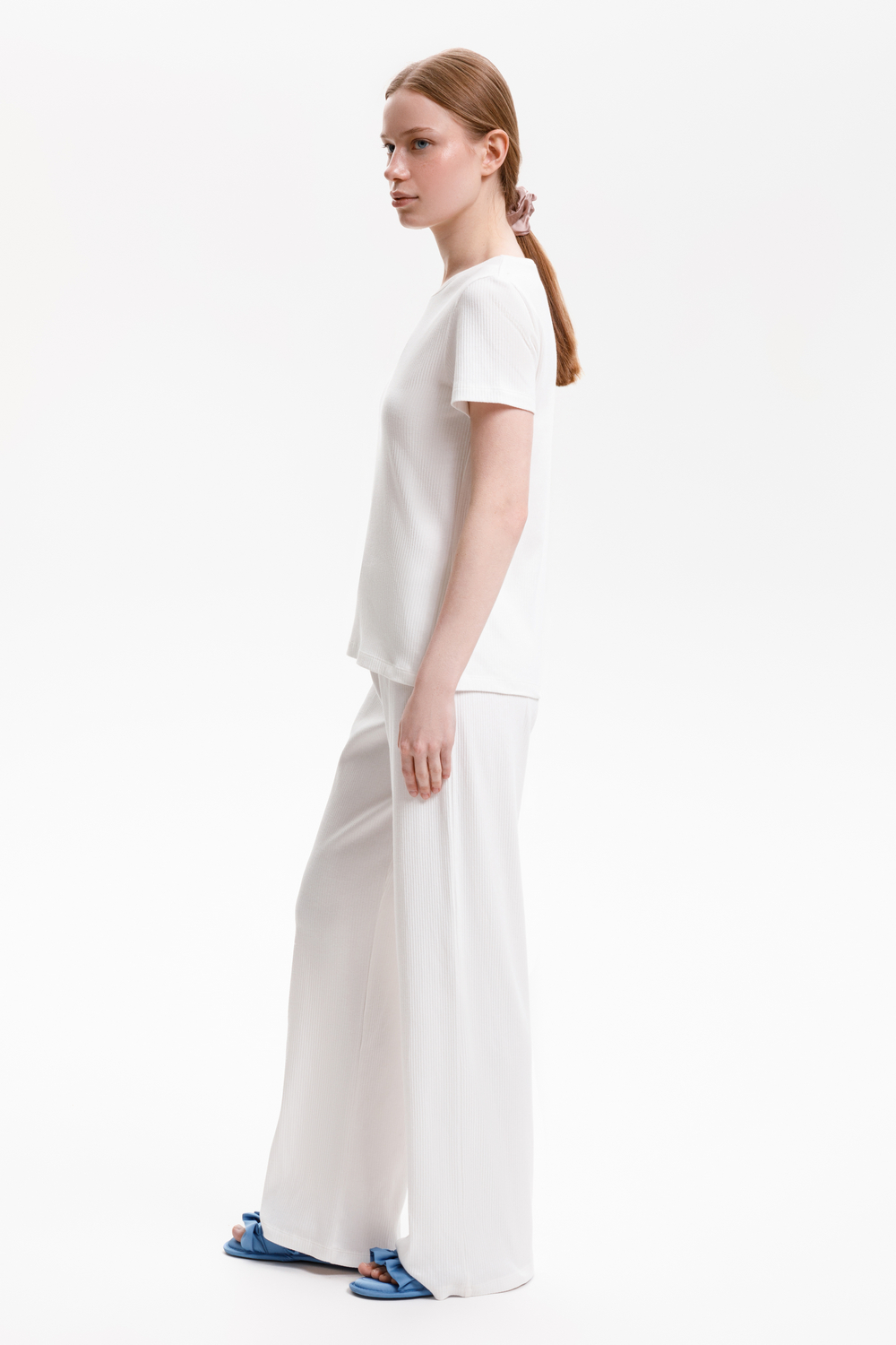 картинка Комплект футболка и брюки из эластичного полотна в рубчик от магазина Одежда+