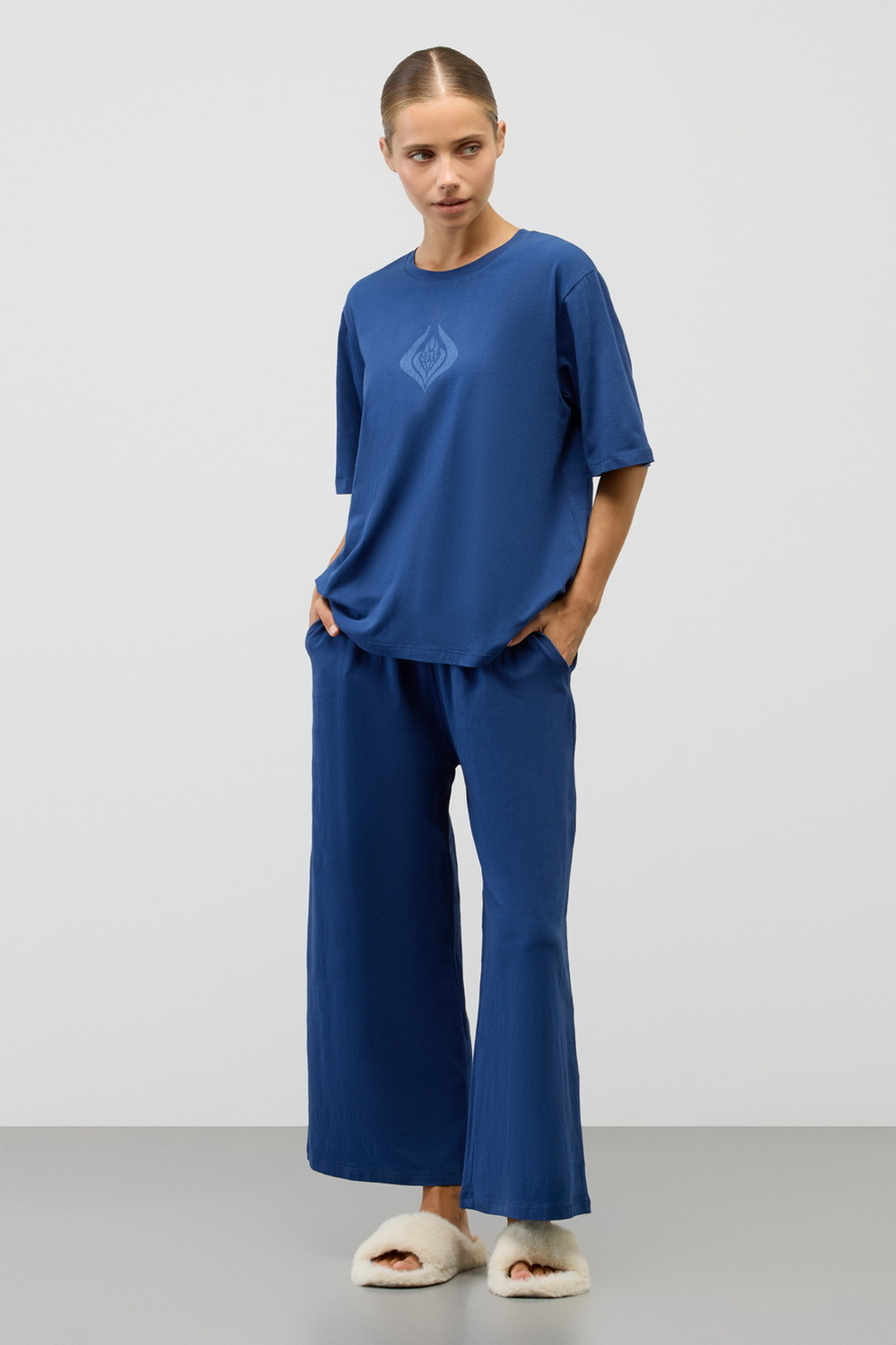 картинка Комплект футболка и брюки из гребенного хлопка от магазина Одежда+