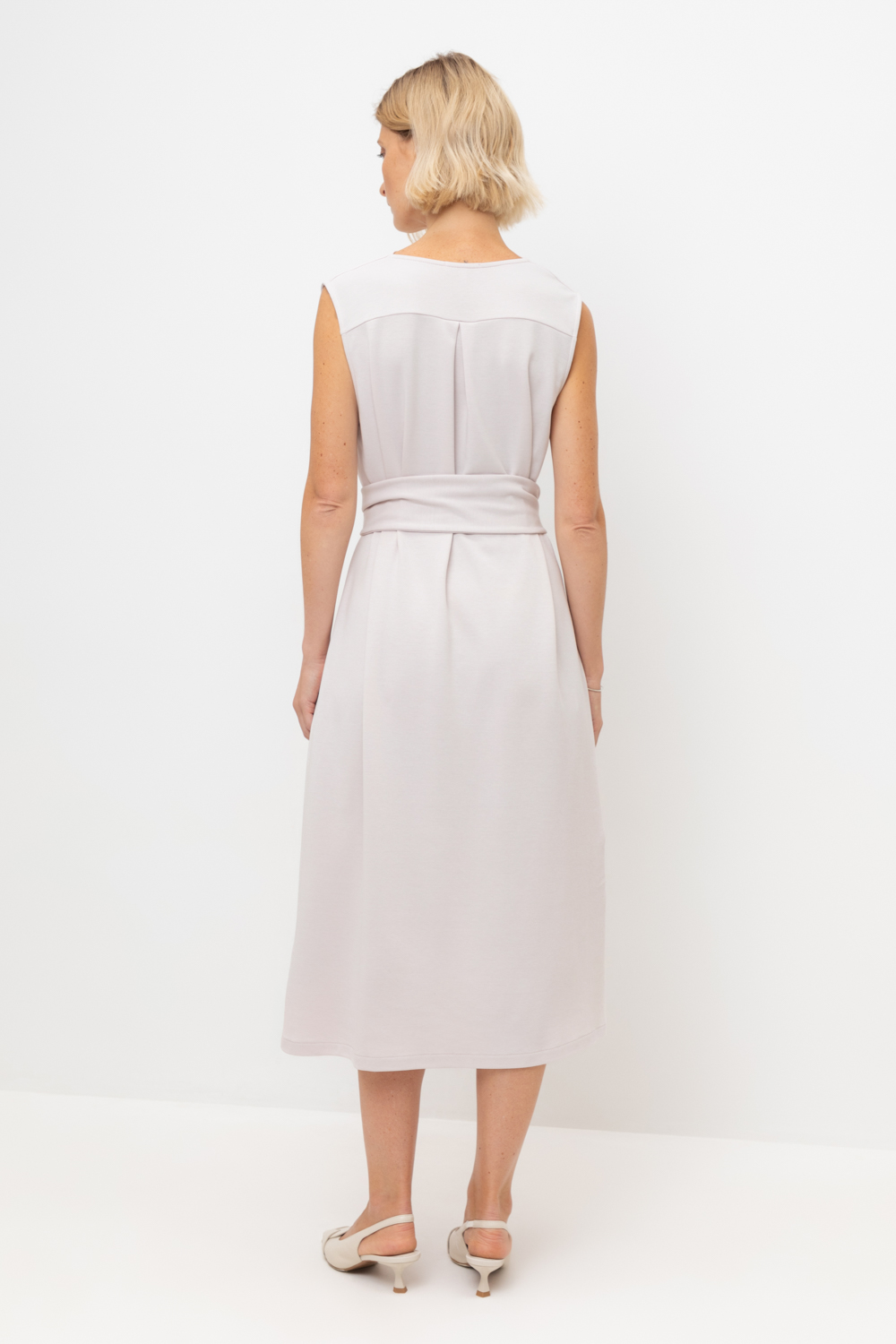 картинка Платье прямого силуэта с поясом от магазина Одежда+