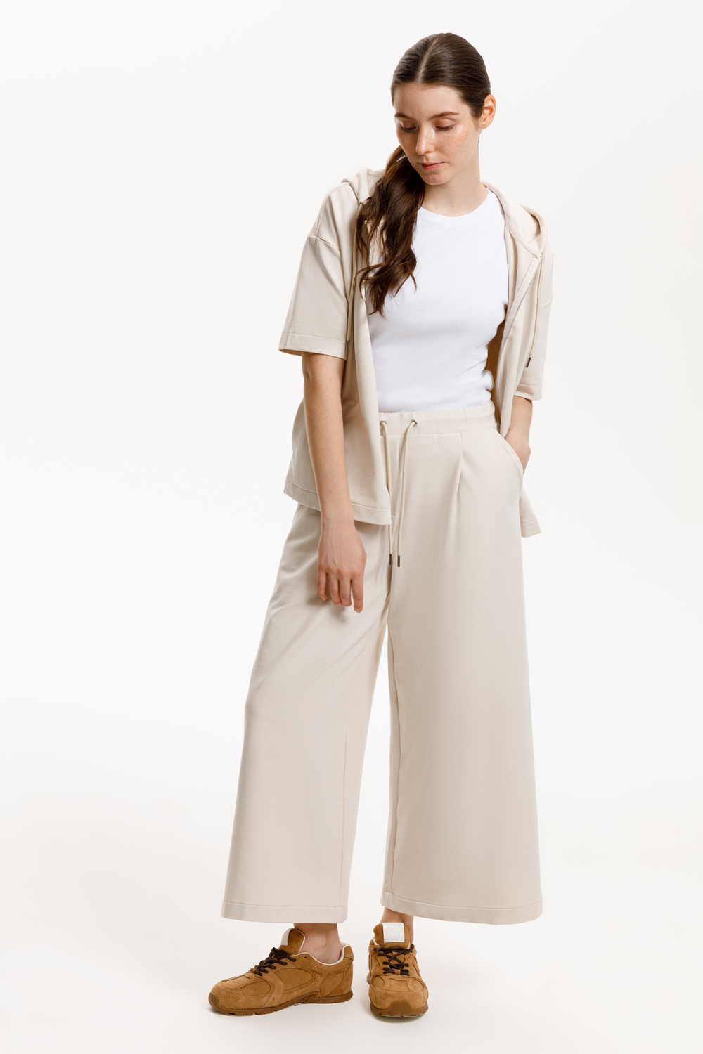 картинка Широкие укороченные брюки из мягкого футера от магазина Одежда+