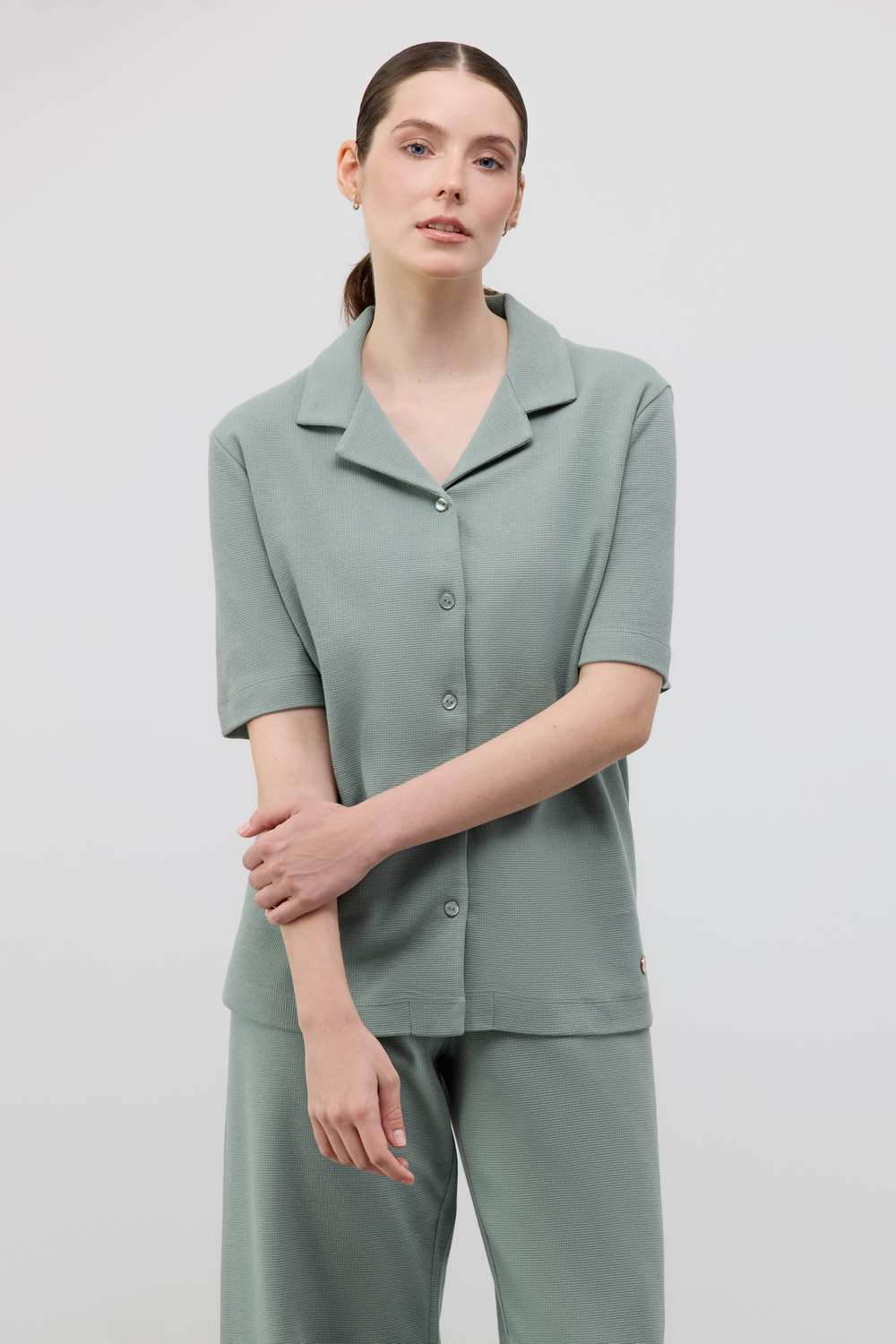 картинка Комплект рубашка и брюки из вафельного хлопка от магазина Одежда+