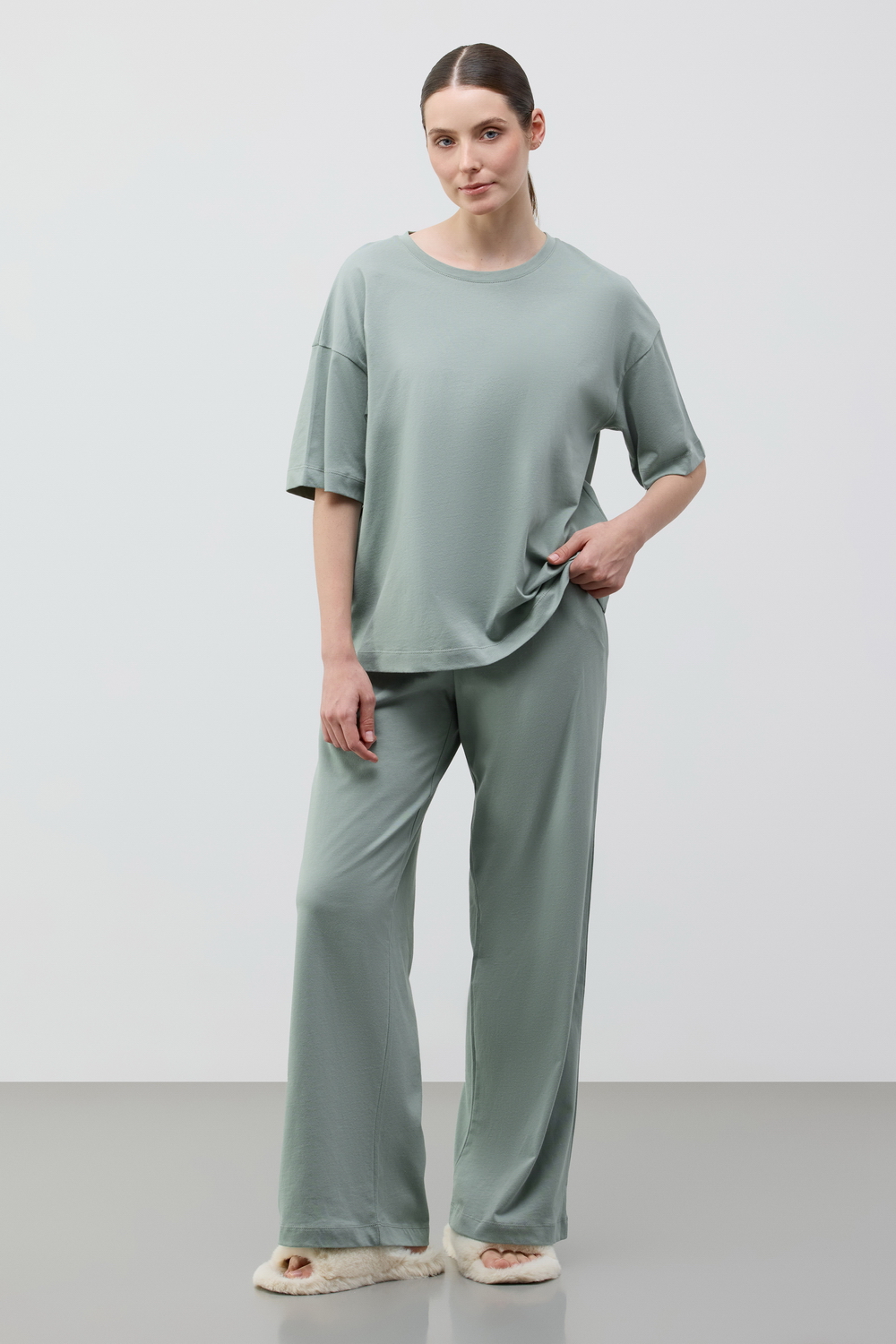 картинка Комплект футболка и брюки из гребенного хлопка от магазина Одежда+