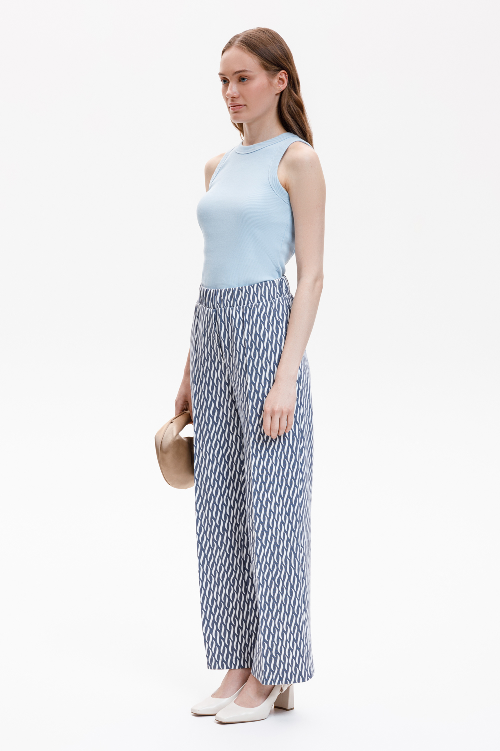 картинка Брюки со стрелками от магазина Одежда+