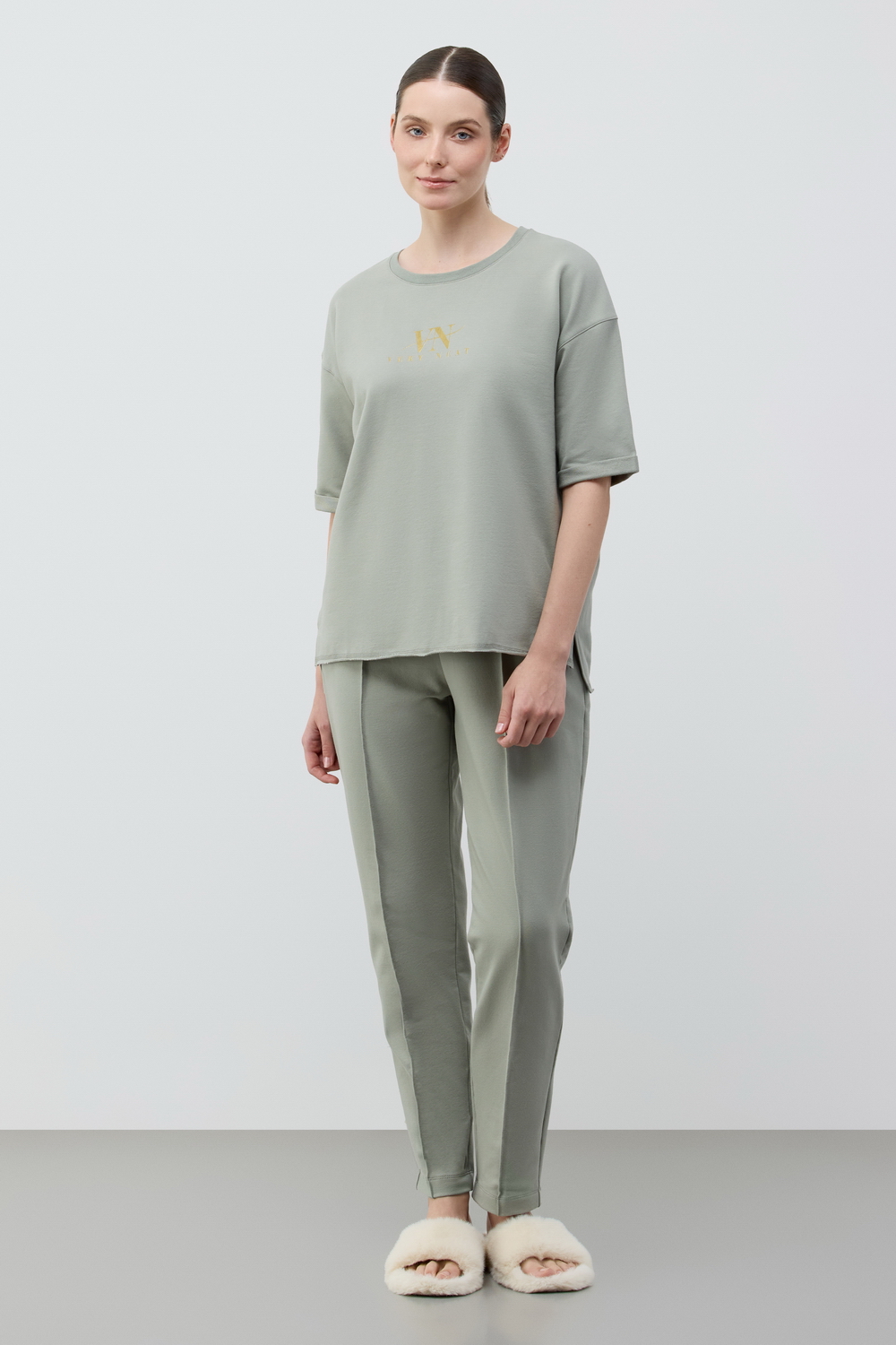 картинка Комплект футболка и брюки из футера от магазина Одежда+