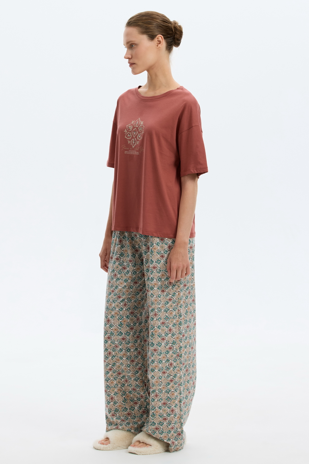 картинка Комплект футболка и брюки из гребенного хлопка от магазина Одежда+