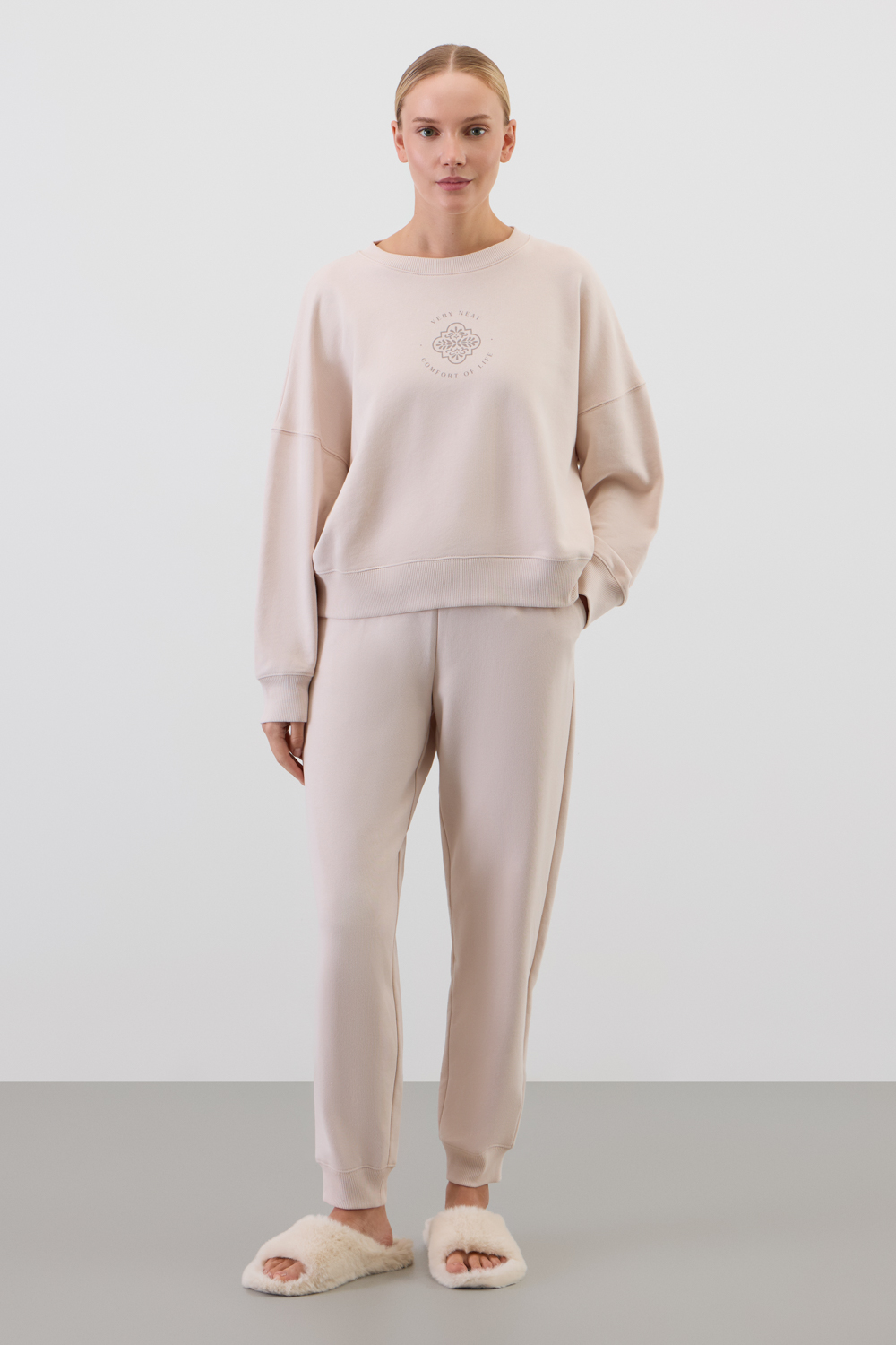 картинка Комплект толстовка и брюки из футера от магазина Одежда+