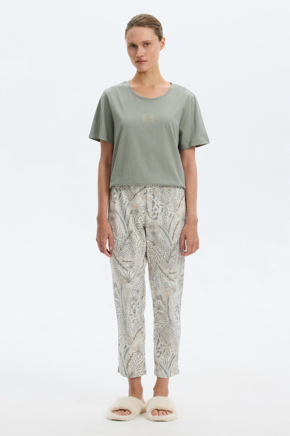 картинка Комплект футболка и брюки из гребенного хлопка от магазина Одежда+