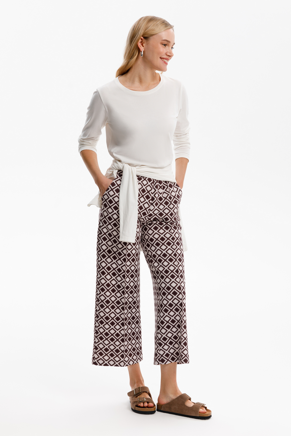 картинка Укороченные брюки со стрелками от магазина Одежда+