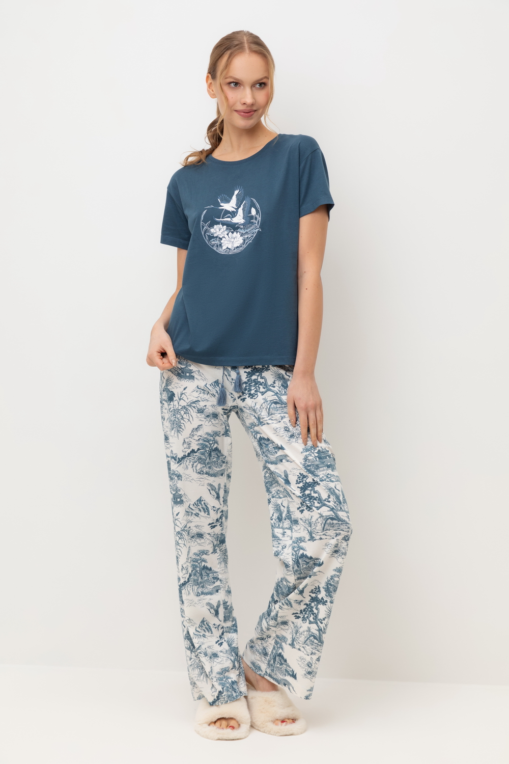 картинка Комплект футболка и брюки из хлопка с модалом от магазина Одежда+